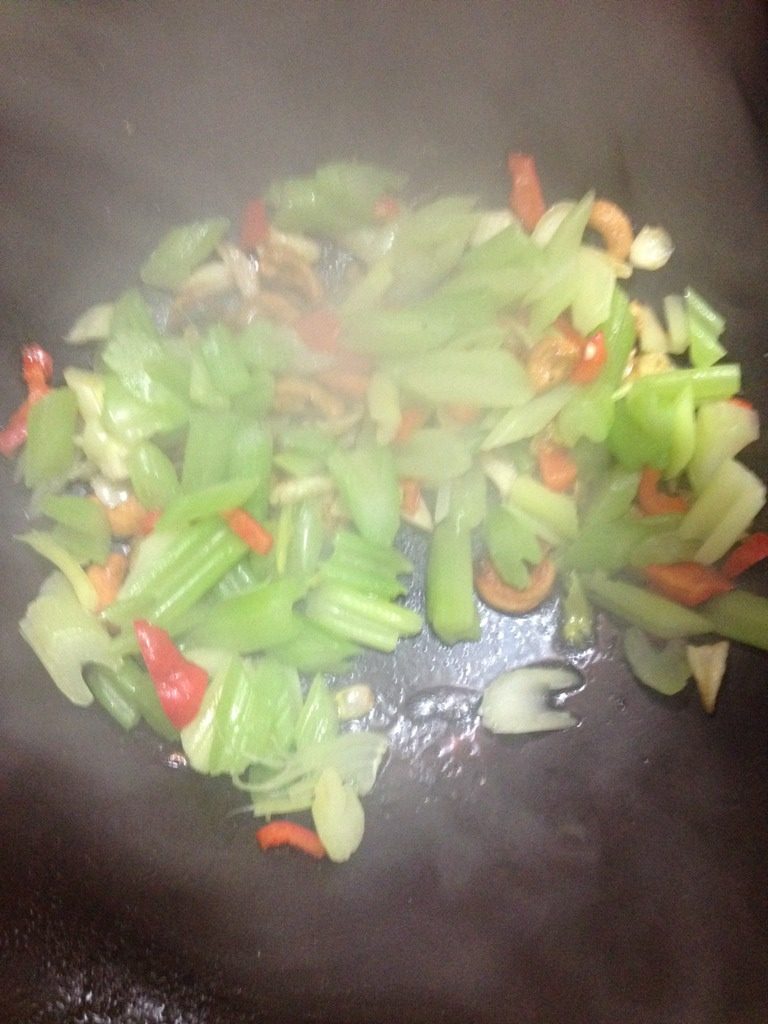 芹菜百合炒腰果,如图放入芹菜，加入盐即可