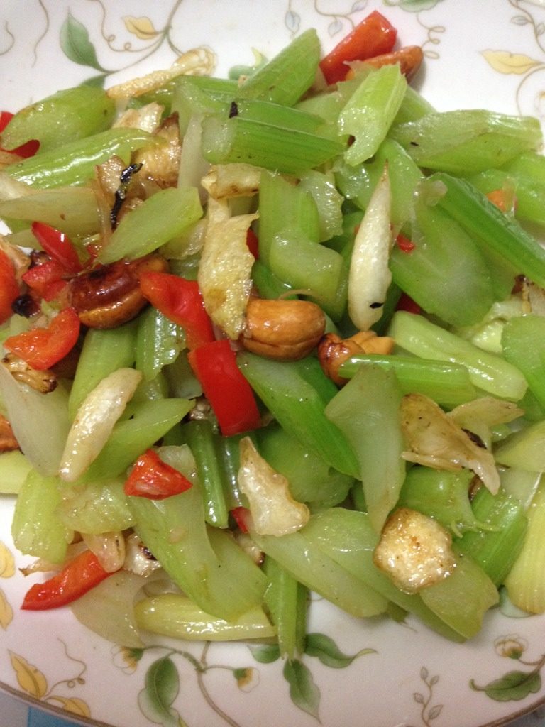 芹菜百合炒腰果,如图