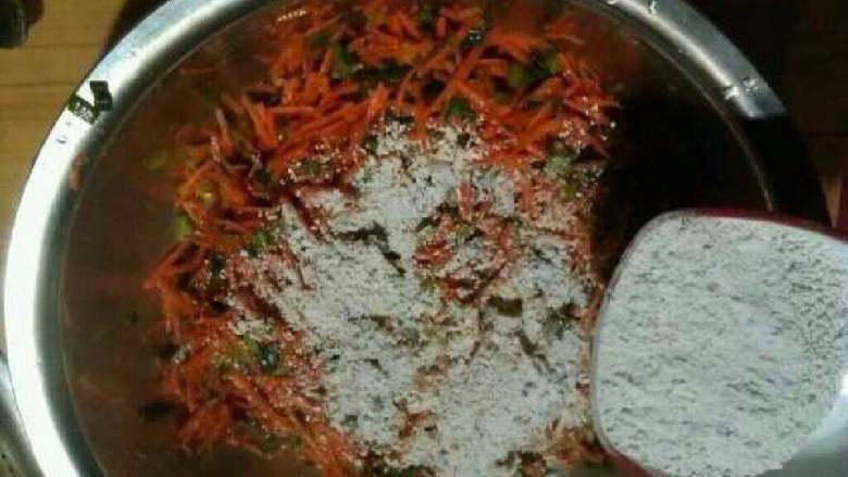 蒸肉圆子,接着再加入320克地瓜粉,搅拌均匀没有水分。