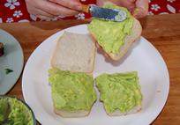 牛油果虾仁包,调好的牛油果抹在面包片上