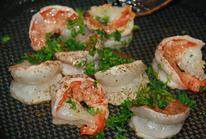 牛油果虾仁包,煎锅放少量油，把虾仁煎熟，放入盐和<a style='color:red;display:inline-block;' href='/shicai/ 134340'>黑胡椒粉</a>调味，撒些<a style='color:red;display:inline-block;' href='/shicai/ 2784'>欧芹</a>碎末增香