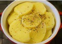 法式土豆奶油焗,一层一层铺满，撒上盐和<a style='color:red;display:inline-block;' href='/shicai/ 724'>胡椒</a>
