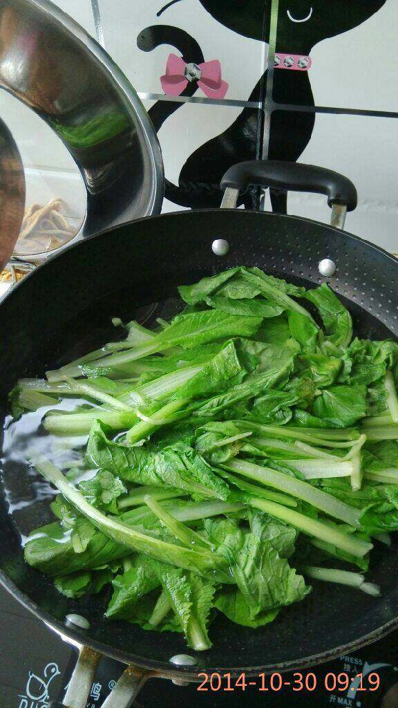 小白菜猪肉水饺,<a style='color:red;display:inline-block;' href='/shicai/ 112'>小白菜</a>洗净，过热水焯一下，不要炒太长时间。半分钟就行，焯好过凉水，再挤掉水