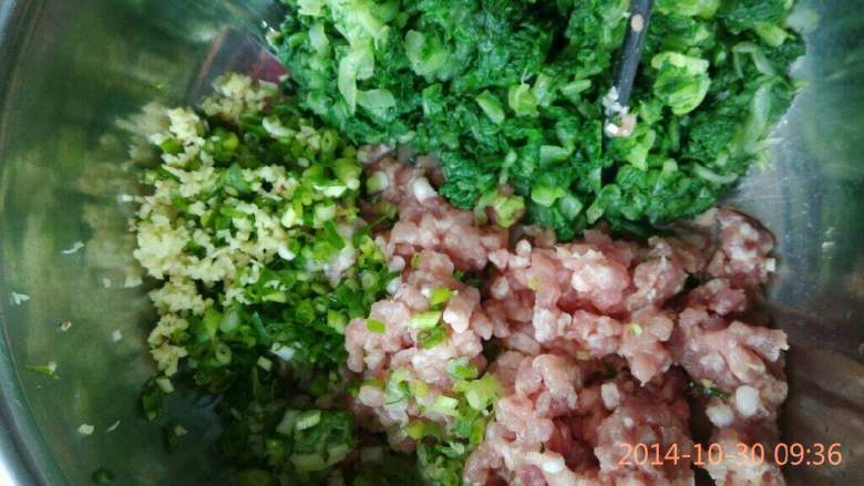 小白菜猪肉水饺,焯好的小白菜切碎，<a style='color:red;display:inline-block;' href='/shicai/ 3232'>香葱</a>切碎，<a style='color:red;display:inline-block;' href='/shicai/ 37'>姜</a>切末和肉馅都放到同一盆中。