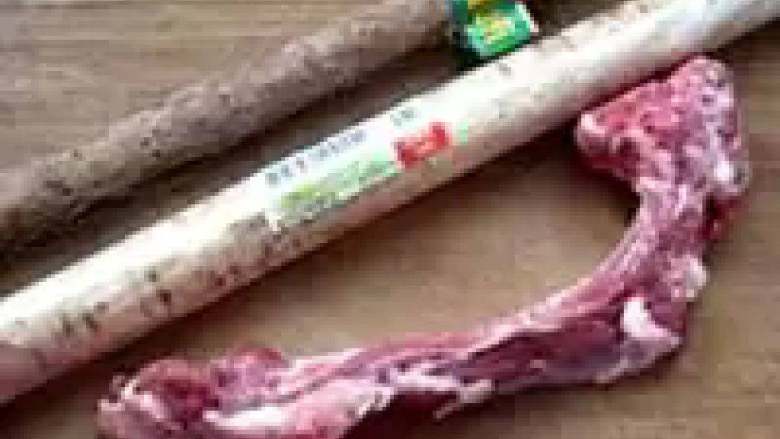 山药牛蒂排骨汤（广西）,排骨用水冲洗干净，剁成小块。大火烧开煮锅中的水，下排骨汆烫片刻后捞出备用