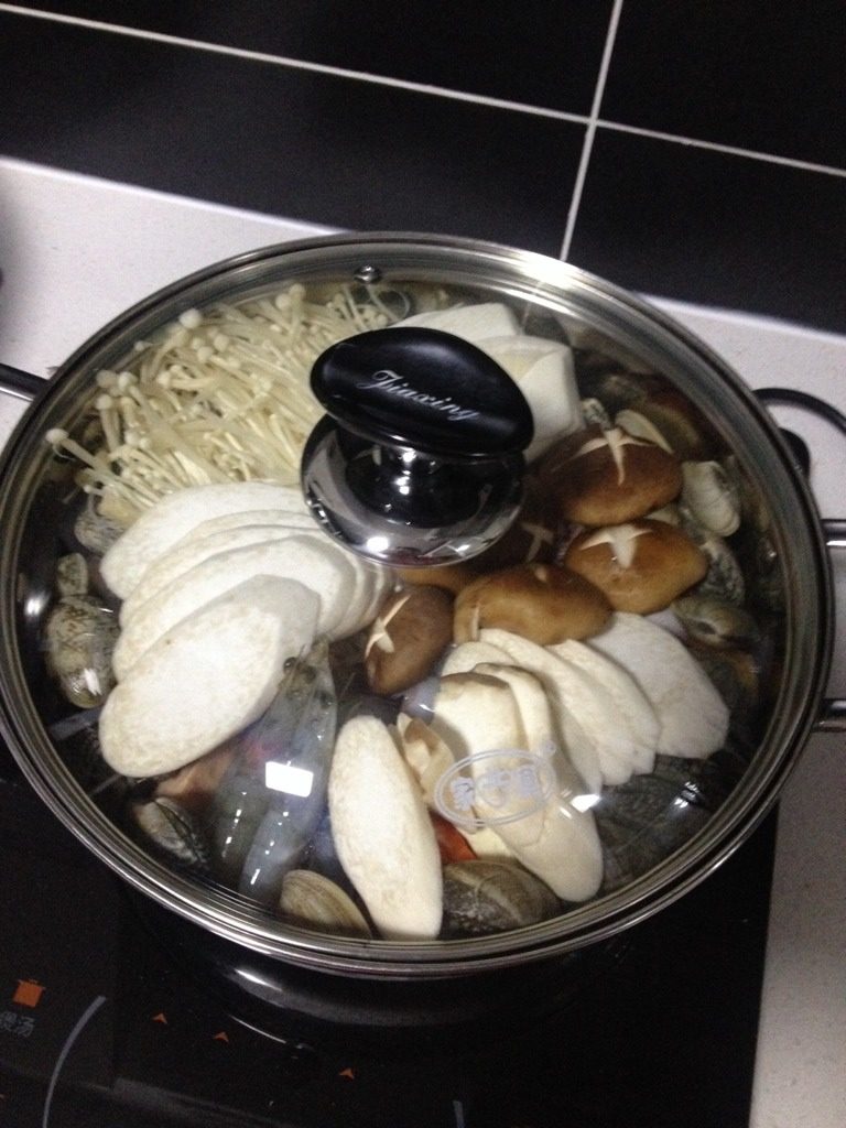 部队火锅,将材料切好,码进锅里