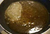 法式蜜汁鸭胸,开始调蜜汁,10ml蜂蜜加入水和醋,一勺水果酱,盐和胡椒煮到浓稠