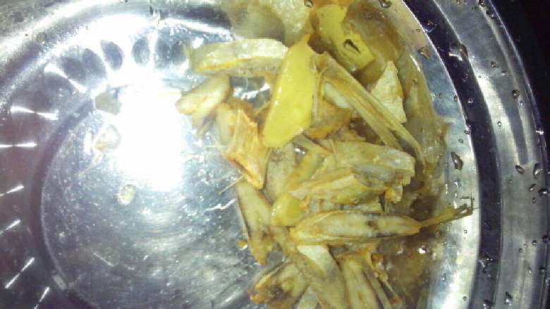 自创(咸鱼茄子煲),炒好就盛出来。
