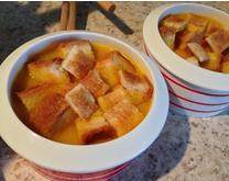 洋葱浓汤,把浓汤装好，铺上脆脆的面包粒