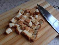 洋葱浓汤,烤好的<a style='color:red;display:inline-block;' href='/shicai/ 579'>面包</a>切小粒，备用