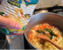 洋葱浓汤,加百里香叶子，加<a style='color:red;display:inline-block;' href='/shicai/ 93'>鸡汤</a>和<a style='color:red;display:inline-block;' href='/shicai/ 898'>白葡萄酒</a>。盖严盖子小火煮20分钟