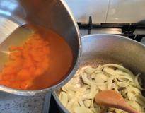 洋葱浓汤,红萝卜切粒，预先煮熟。把红萝卜粒和煮红萝卜的水倒进洋葱锅里