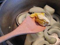 洋葱浓汤,将洋葱切成丝状。在煮锅里加一大勺黄油，并放入洋葱，用中火翻炒五分钟