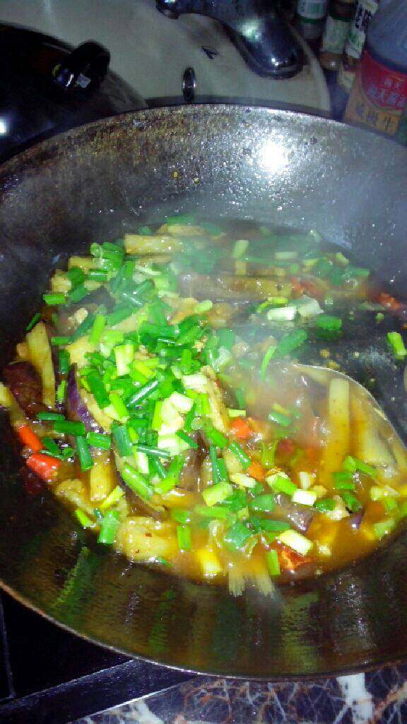 自创(咸鱼茄子煲),撒上葱花就可以出锅了。