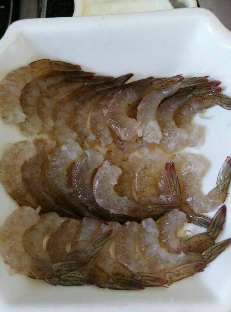 葱爆开背虾,剥壳去虾头，虾线，留尾壳不剥，清洗干净。