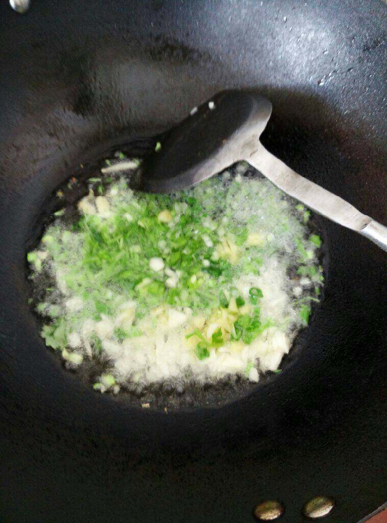 葱爆开背虾,放油，配料一起下锅爆香，盐适量，再放虾仁爆香