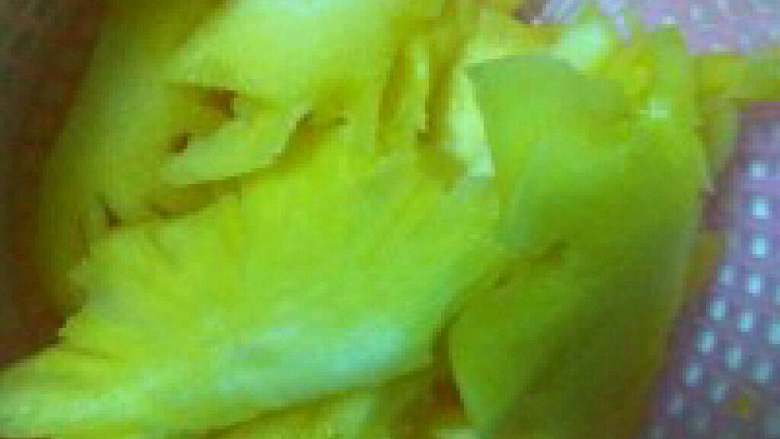 菠萝派,<a style='color:red;display:inline-block;' href='/shicai/ 597'>菠萝</a>切成块用盐水泡一下备用。