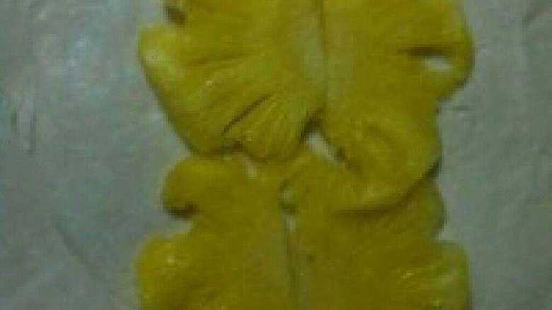 菠萝派,拿4片菠萝放在手抓饼的中间。