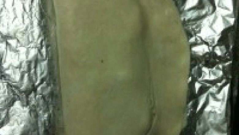 菠萝派,像包饺子一样，对折用手把边压紧。
