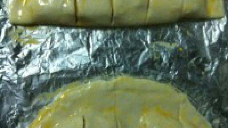 菠萝派,用刀切在上面切成几个小口，刷上蛋液。