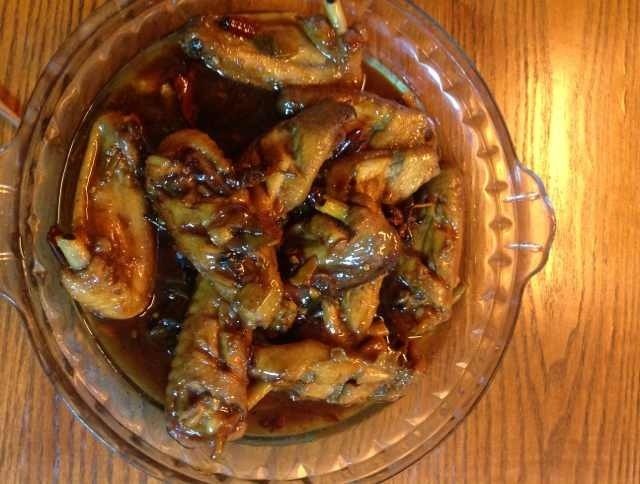 可乐鸡翅,如图葱，姜，蒜、大料，、料酒，耗油、香油适量