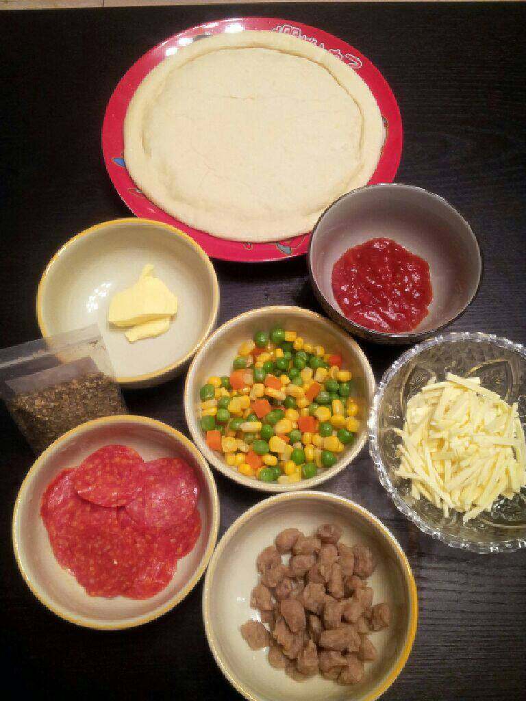 香肠牛肉粒披萨,将以上材料准备好。