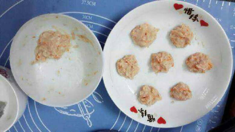 （宝宝铺食妈妈做）小肉丸,肉泥加入生粉，再加橄榄油腌制，虾去壳，去虾线做泥，将山药胡萝卜泥和肉泥混合，搅拌均匀。