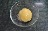 法式巧克力饼干,把拌好的面团用保鲜膜包好,冷藏30分钟至凝固变硬