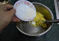 法式巧克力饼干,倒入常温下的牛奶轻轻打发