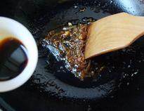 法式煎猪肝,将洋葱和蒜头切碎,将洋葱碎和蒜泥入锅炒香后,烹少许<a style='color:red;display:inline-block;' href='/shicai/ 135255'>辣酱油</a>