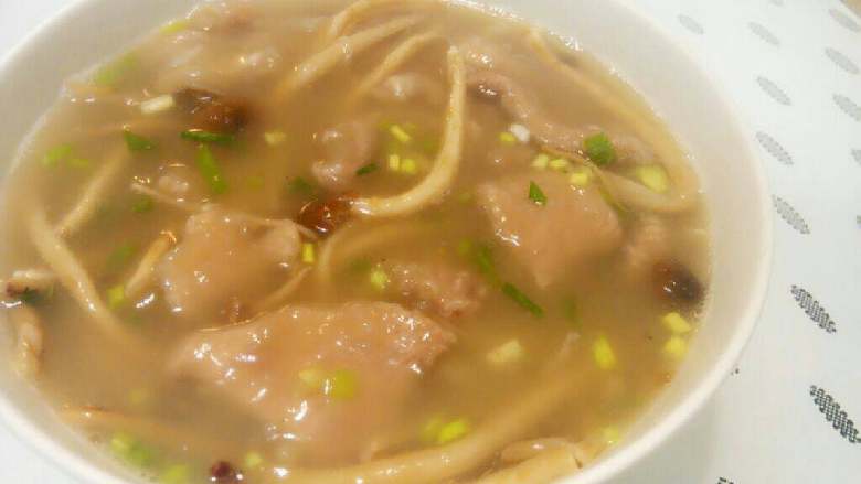 茶树菇滑肉汤,加入葱花、适量盐,几滴醋,和鸡精出锅。