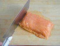 奥尔良奶酪鸡排,盖上另外一块鸡排，并用刀背在鸡排的四周轻轻拍打，让2块鸡排紧密的粘合在一起