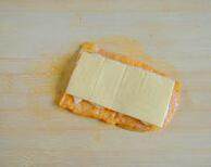 奥尔良奶酪鸡排,铺上奶酪