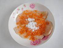 奥尔良奶酪鸡排,鸡排平铺在案板上，用刀背捶松后放入盘子里，加入奥尔良烤肉料和少许干淀粉，以及少许清水