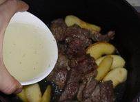 法式风味炖牛肉,将肉和苹果倒在炖锅里,加入一碗高汤