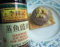 香醉鹅肝配蚝油香醋汁,淋上李锦记味蚝鲜,蒸鱼豉油