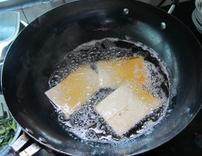 香醉鹅肝配蚝油香醋汁,取豆皮3张,放进油锅里小火炸酥