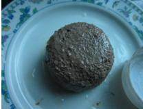 香醉鹅肝配蚝油香醋汁,取一个模型做成圆形,放进冰箱准藏室冷藏一晚上定型