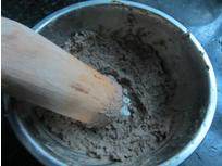 香醉鹅肝配蚝油香醋汁,放进蒸锅里蒸熟,冷却后端出,倒出多余的水,打成酱泥