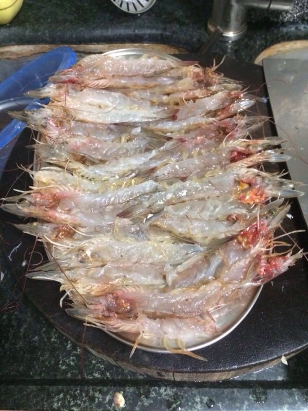蒜蓉虾（方便版）,先把<a style='color:red;display:inline-block;' href='/shicai/ 300'>虾</a>头的刺剪掉，然后<a style='color:red;display:inline-block;' href='/shicai/ 300'>虾</a>切半，再把<a style='color:red;display:inline-block;' href='/shicai/ 300'>虾</a>肠挑出！
