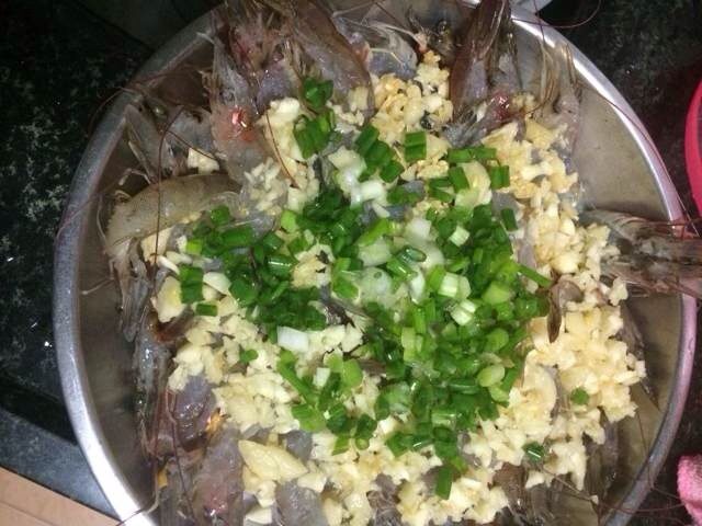 粉丝蒜蓉虾（方便版）,蒜容量随意，一半量炒熟，混一半生，平均铺上虾上面