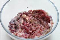法式黑椒牛排,牛排放入干净碗中,两面均匀抹上 黑胡椒,食盐,蒜粉