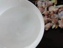 金针炖猪蹄,加入白糖,清水炒匀