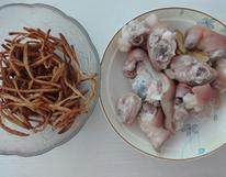 金针炖猪蹄,把猪蹄冲洗干净控掉水份,泡好的金针菜控干水份备用