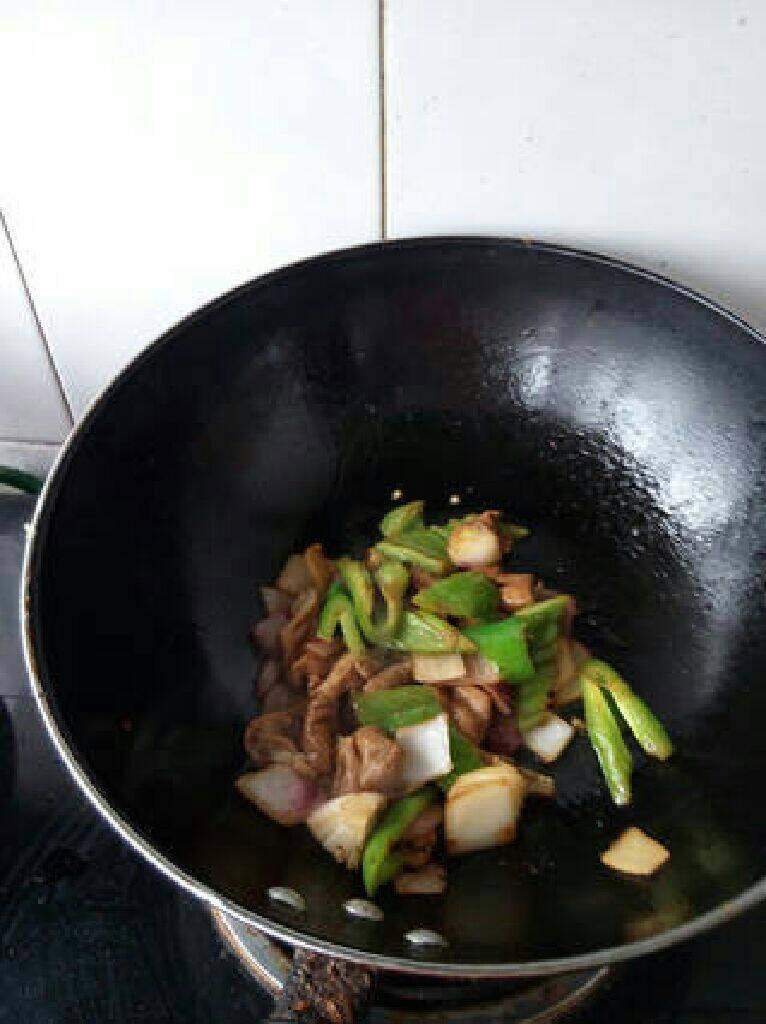 青椒炒肥肠,再加入<a style='color:red;display:inline-block;' href='/shicai/ 439'>肥肠</a>来回翻炒，最后再勾芡 快速翻炒