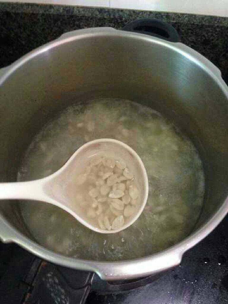花生羹,清理好花生外衣加入水先煮花生,水开后中火煮,尝一下煮久一点比较棉棉的好吃。
