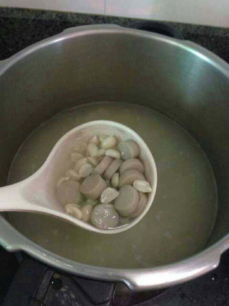 花生羹,这个时候花生煮的差不多了,把切好的番薯饼倒入锅中一起煮。