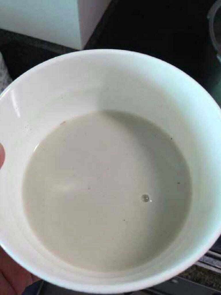 花生羹,加入凉水搅拌均匀,倒入煮好的花生羹。