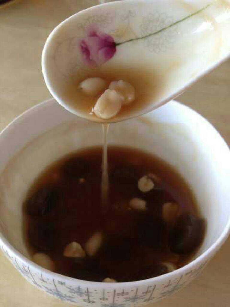 花生羹,加入最后的番茄粉水,是为了达到粘稠的效果。
