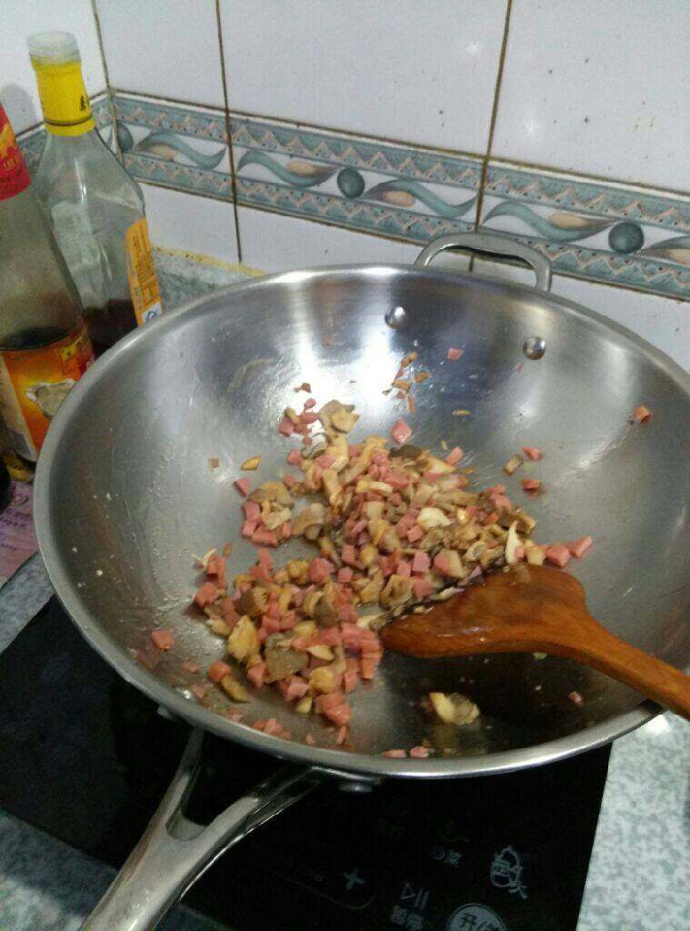 生日面,锅中留底油下入火腿和平菇丁煸炒。